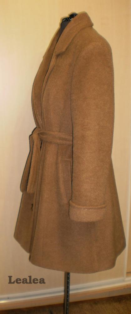 Зимнее короткое пальто.