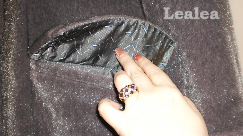 Пальто из искусственной нерпы.