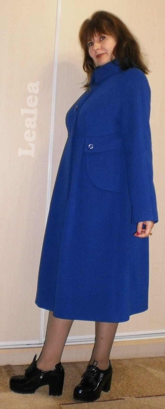 Пальто цвета электрик из кашемира.