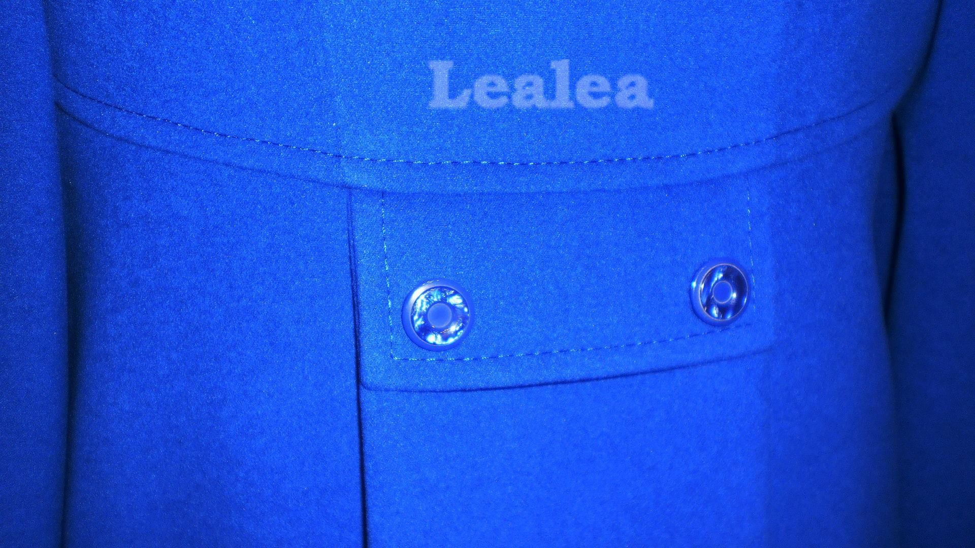 Пальто цвета электрик из кашемира.