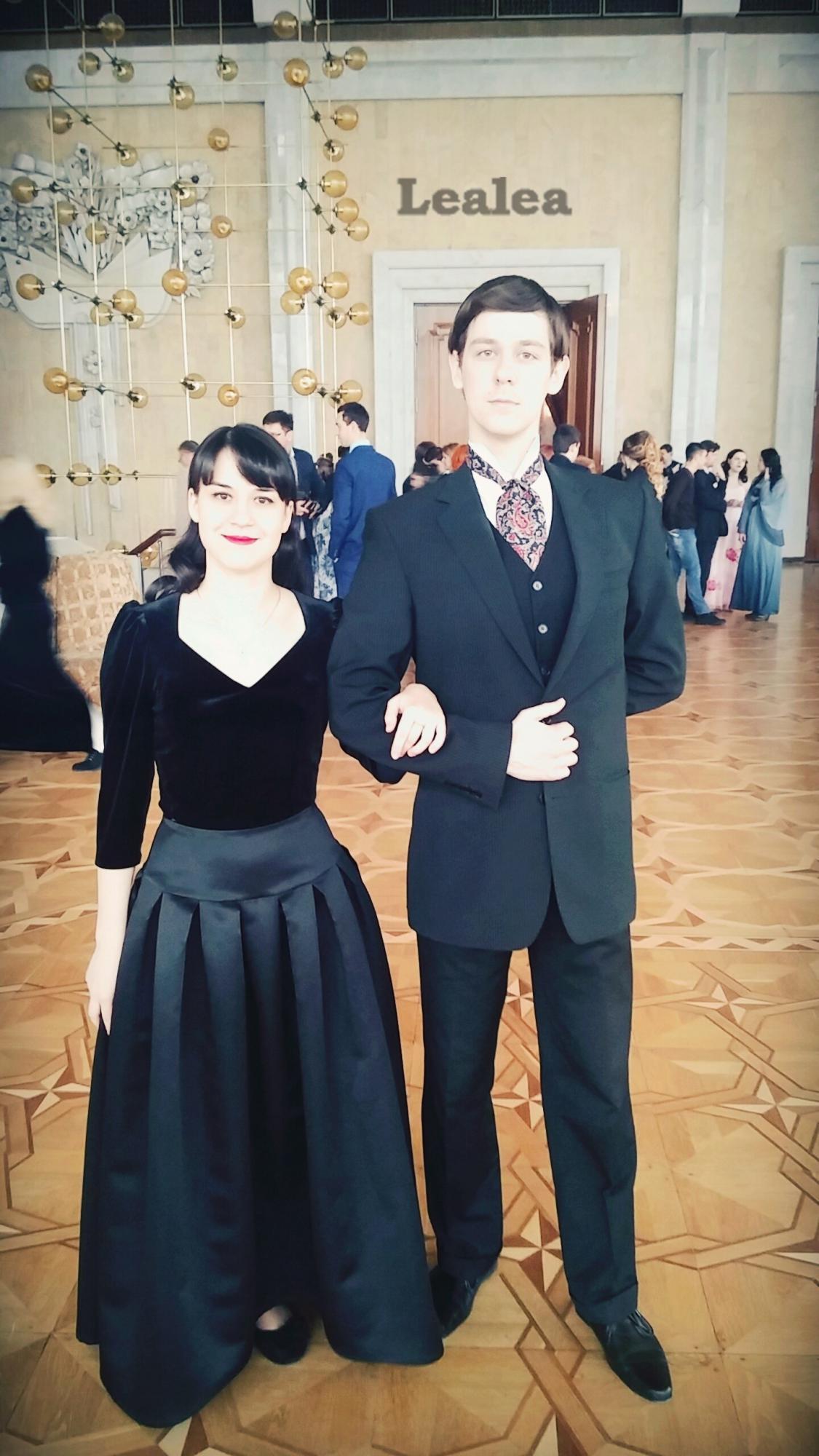  Концертный наряд: бархатная блузка и юбка из плотной тафты.