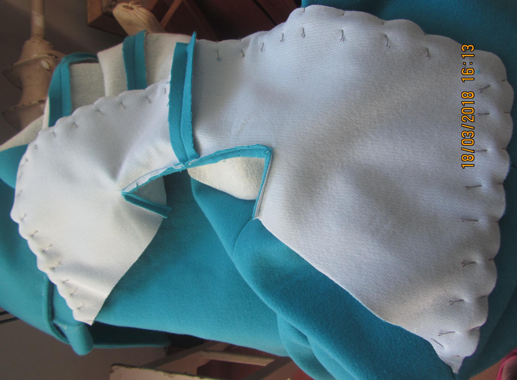 13. Скалывем внешние стороны воротников, прошиваем.jpg