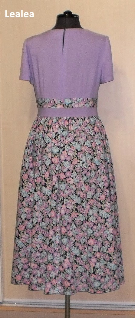 Платье с вставкой по талии.