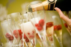 depositphotos_6085596-stock-photo-champagne.jpg