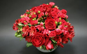 bouquets-roses-red-rozy-krasnye-buket-alstremeriia-buton.jpg
