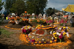 Day_of_the_Dead_at_Tecomitl_Cemetery.jpg