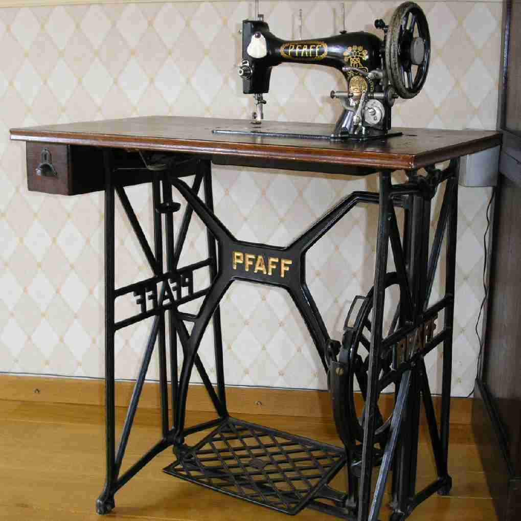 Рычаги швейной машинки. Швейная машинка Зингер ножная. Ножная швейная машинка Zinger 1881. Пфафф швейная машинка Sewing Machine. Чугунная станина Pfaff.