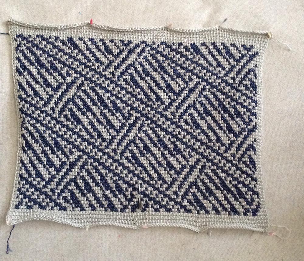 жаккард спицами изнанка. двухцветный узор с протяжкой. жаккард с протяжками по лицевой стороне. жаккард без протяжек по кругу. жаккард с протяжками.