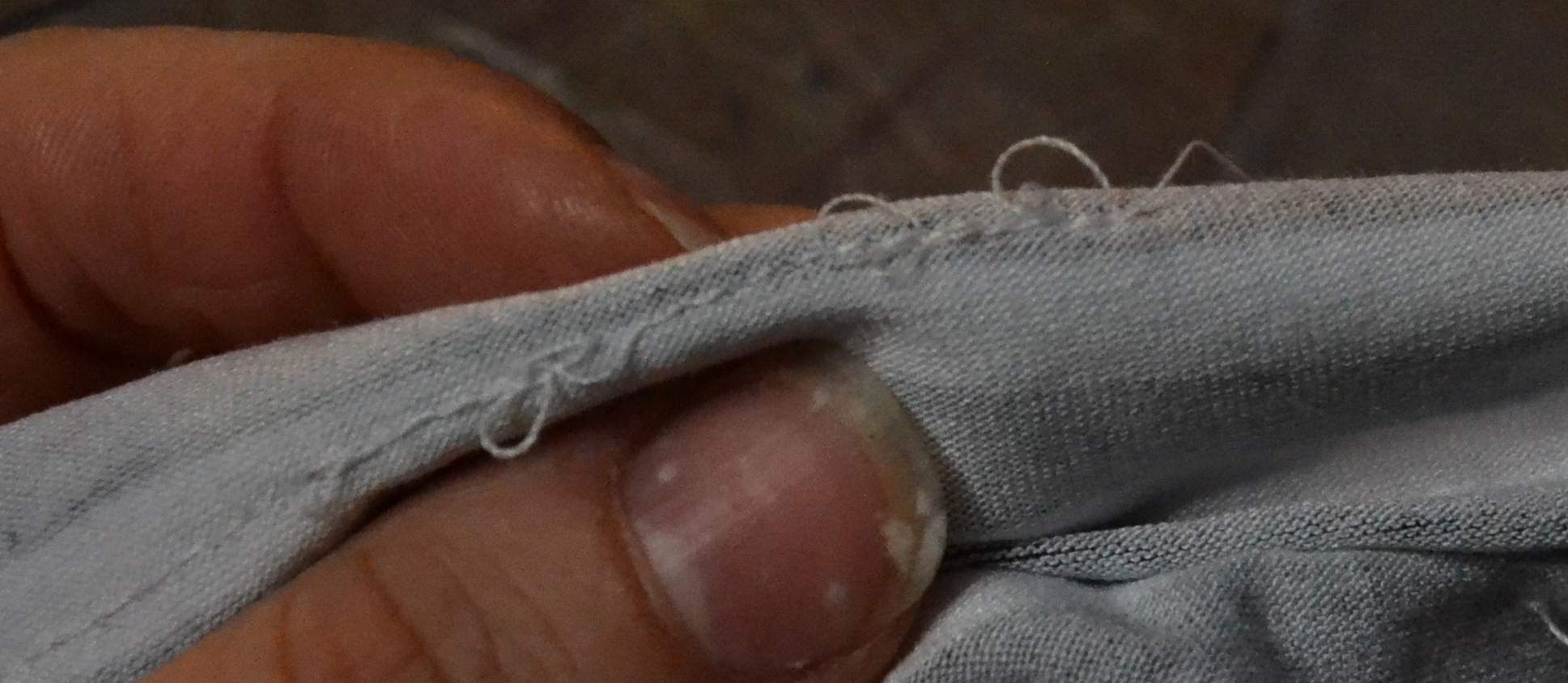 Заправка нити в шпульный колпачок. Почему нитка путается. Швейная машинка путается нить снизу. Почему нитка путается. Швейная машинка чайка 2 нижняя нить путается.