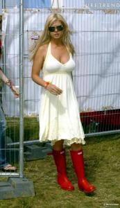 298092_tara_reid_ne_peut_s_empecher_de_jouer_637x0_3.jpg