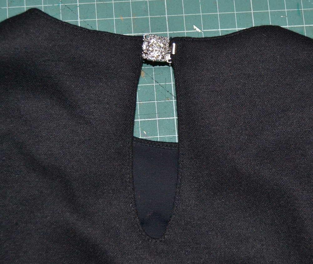 Как обработать разрез горловины. Обработка выреза горловины. Обработка горловины. Обработка разреза обтачкой. Обработка бейкой горловины с застежкой.