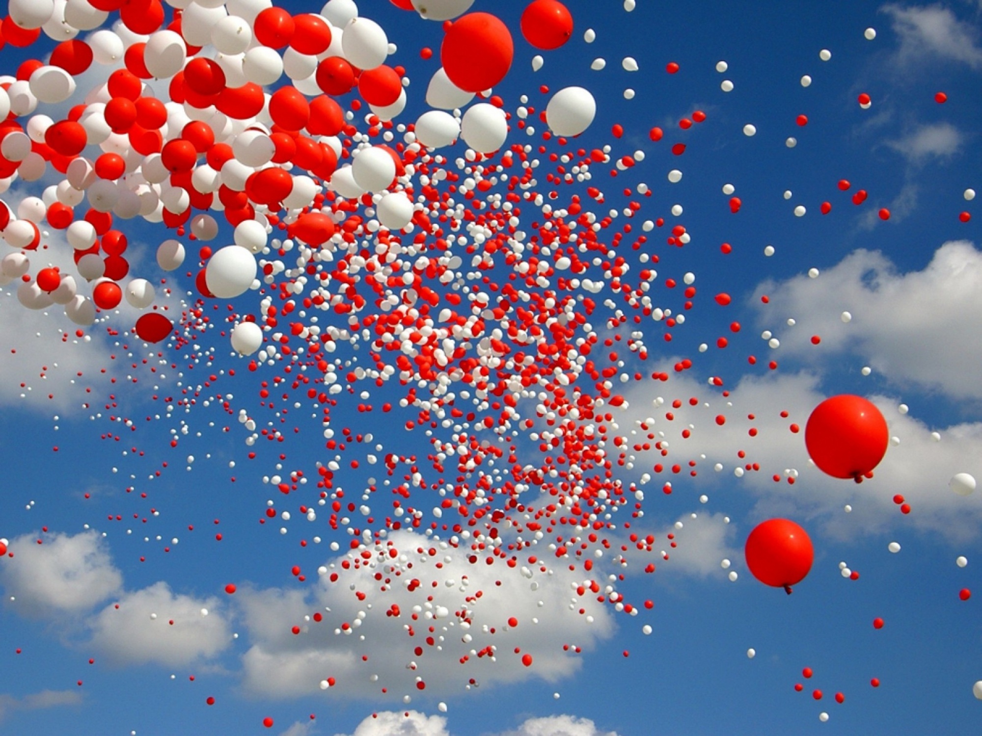 День рождения облаков. Шары в небе. Много шаров в небе. Воздушные шарики в небе. Красные шары в небе.