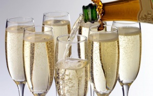 ATW6WX_Alamy_ATW6WX_Champagne_xlarge_trans_NvBQzQNjv4Bq8JWdQZ1J_PyHeSO_SJ_VAkd6FjzahTLjK1uI401fLvU.jpg