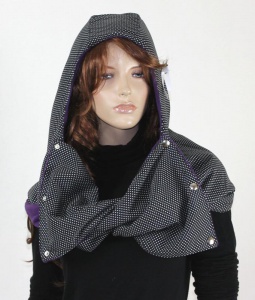 wandelbarer_kapuzenschal_sw_gepunktet_fleece_lila_3.jpg