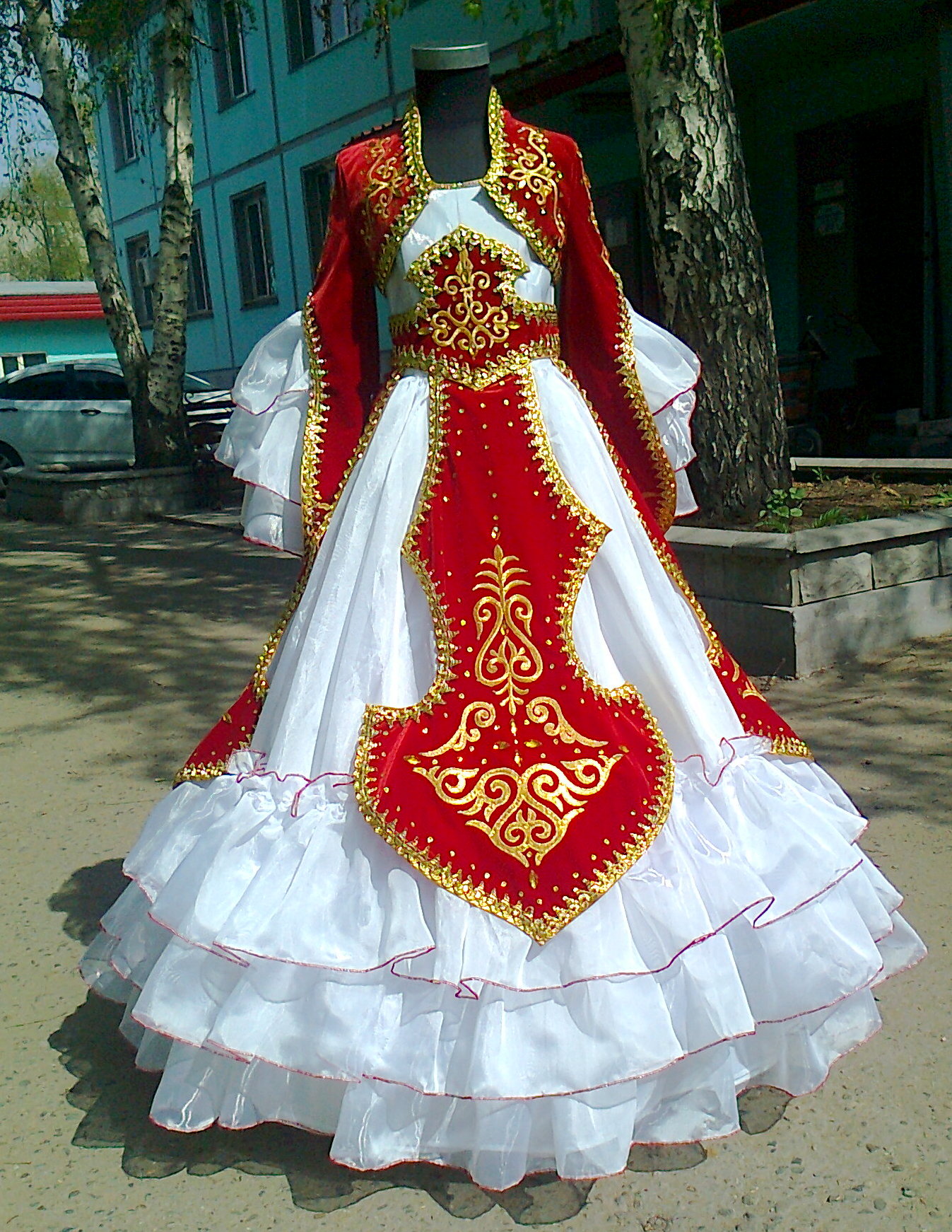 Современные татарские платья с орнаментами