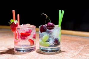 stakany_napitki_trubochki_klubnika_vinograd_iagody_kokteil_1024x683.jpg