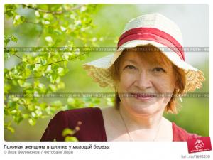 pozhilaya_zhenschina_v_shlyapke_u_molodoi_berezy_0001698530_preview.jpg