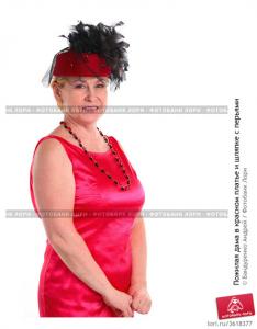 pozhilaya_dama_v_krasnom_plate_i_shlyapke_s_peryami_0003618377_preview.jpg
