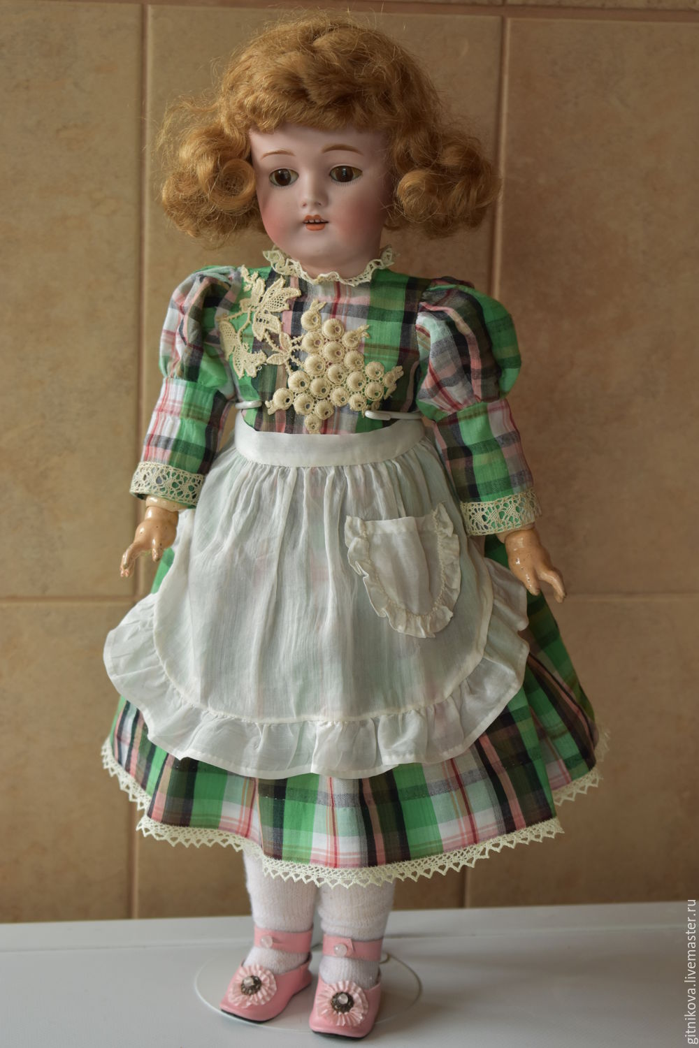 Фартук для куклы. Платья для кукол. Кукольные платья для девочек. Фартучек для куклы. Фартук для антикварной куклы.
