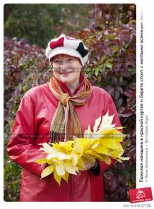 pozhilaya_zhenschina_v_krasnoi_kurtke_i_berete_stoit_0004137120_preview.jpg