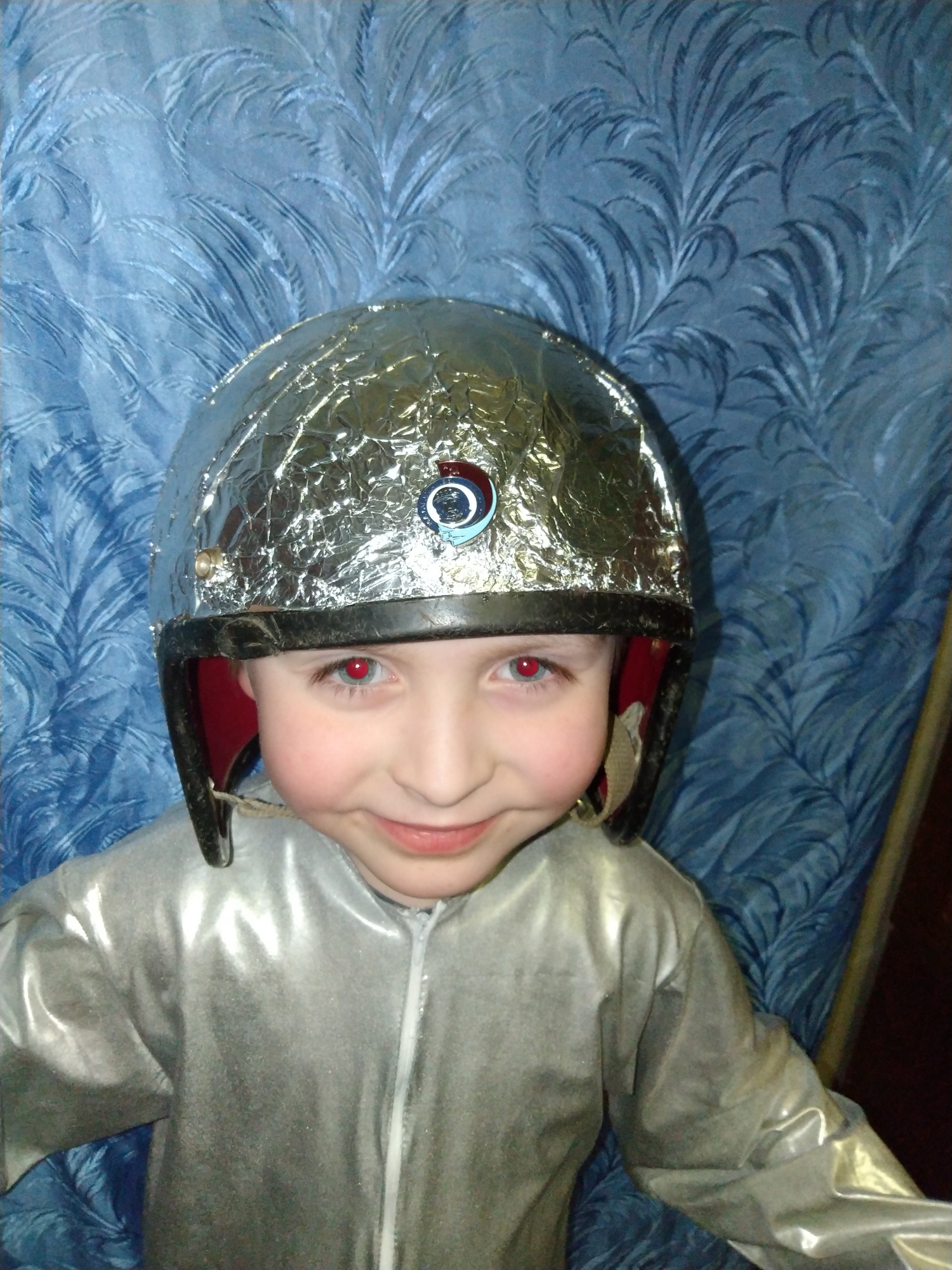 Детский костюм космонавта своими руками. Костюм Космонавта. Шлем Космонавта детский. Костюм Космонавта для детей. Костюм Космонавта для мальчика 6 лет.
