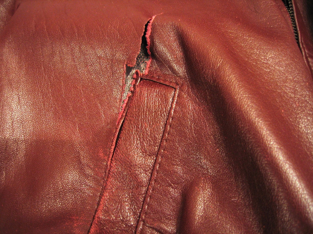Реставрация кожаного. Порвалась кожаная куртка. Заплатка на кожаную куртку. Порез на кожаной куртке. Потрескалась кожа на куртке.