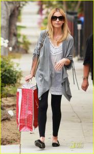 sarah_michelle_gellar_shopping_01.jpg