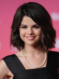 2009_Crystal_Lucy_Awards_Selena_Gomez_Pearls.jpg
