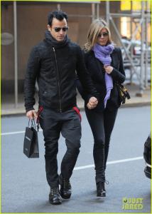 jennifer_aniston_justin_theroux_hold_hands_nyc_01.jpg