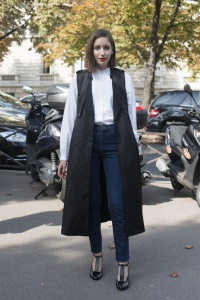 white_shirt_outfit_ideas_weekend_sleeveless_coat_jeans_getty_images_h724.jpg
