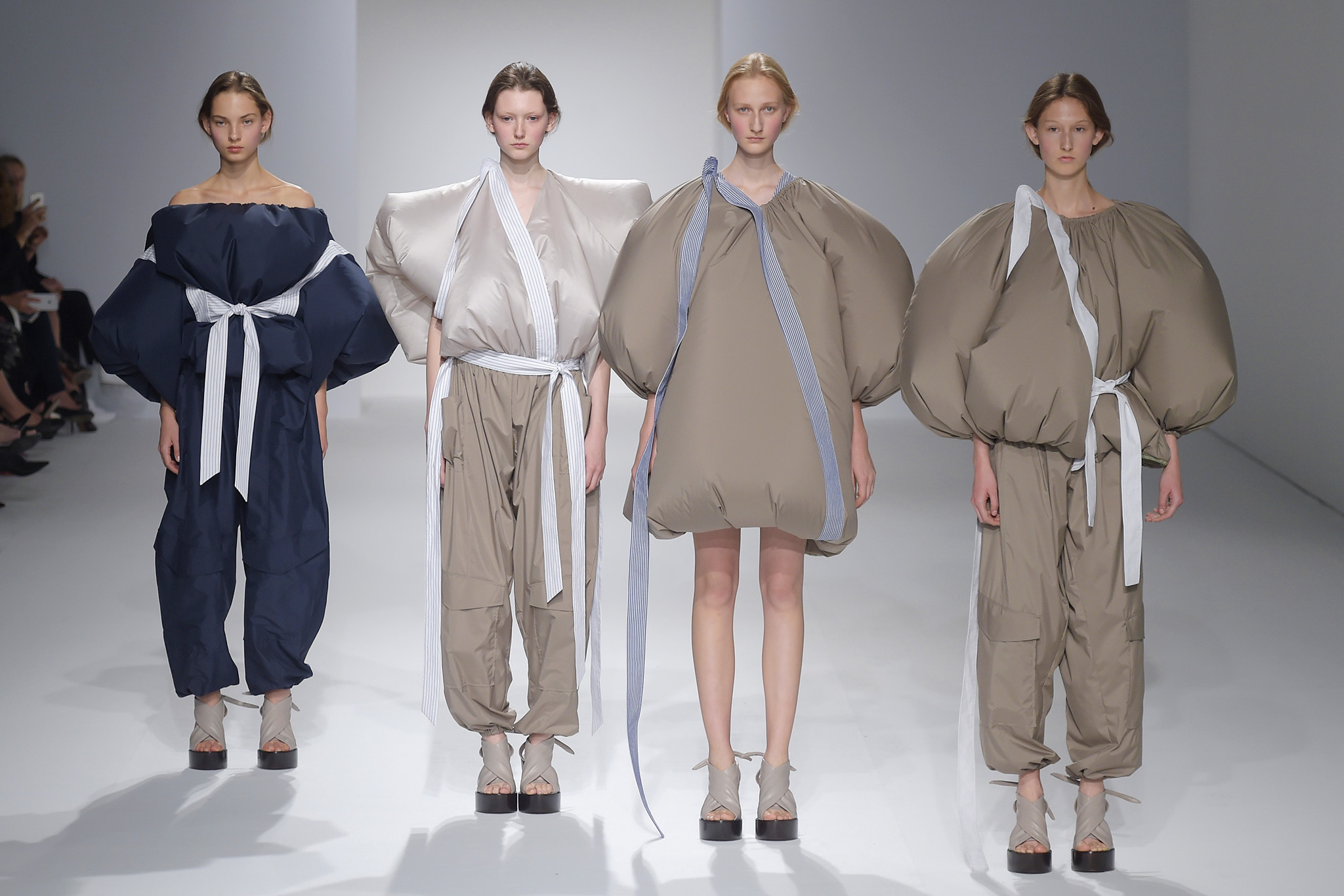 Одежда трансформер женская. Хусейн чалаян дизайнер. Трансформация в одежде. Хусейн чалаян платье трансформер. Одежда трансформер.